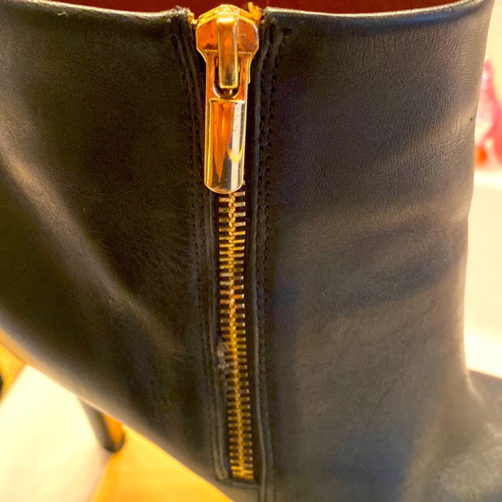 Black ankle boots, goo condition, leather.